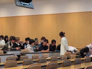 １年生対象：学科のキャリアカウンセラー、林碧さんにご登壇いただき、「未来に向けて1年生が今、やっておくと良いこと」というテーマでおはなしいただきました。自分のことを見つめるワークもあり、就職活動やその先のためにどのような大学生活を送りたいか考えるきっかけになりました。